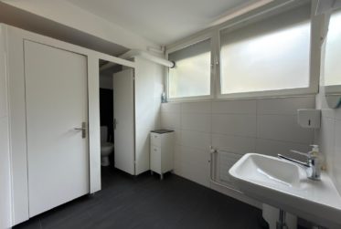 À louer : Local commercial au 1er étage avec surfaces d'archives au sous-sol et 2 places de parc extérieures