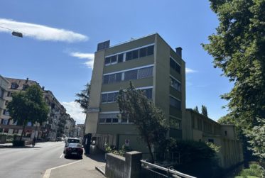 À louer : Local commercial au 1er étage avec surfaces d'archives au sous-sol et 2 places de parc extérieures