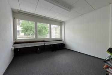 À louer : Local commercial au 1er étage avec surfaces d'archives au sous-sol et 2 places de parc extérieures