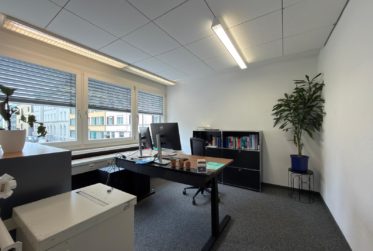 À louer : Local commercial au 1er étage avec surfaces d'archives au sous-sol et 2 places de parc extérieures