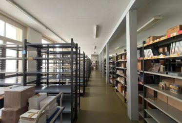 À louer : Local commercial au 1er étage avec surfaces d'archives au sous-sol et 2 places de parc extérieures