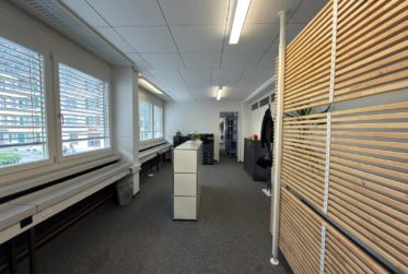 À louer : Local commercial au 1er étage avec surfaces d'archives au sous-sol et 2 places de parc extérieures