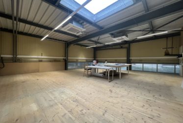 Local commercial à louer à Hauterive - Idéal pour stockage ou atelier de mécanique