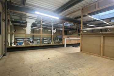 Local commercial à louer à Hauterive - Idéal pour stockage ou atelier de mécanique