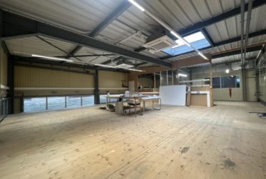 Local commercial à louer à Hauterive - Idéal pour stockage ou atelier de mécanique