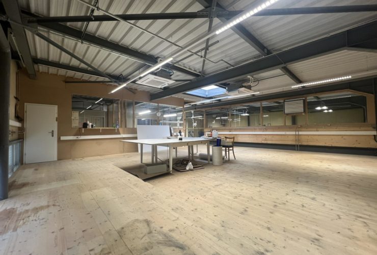 Local commercial à louer à Hauterive - Idéal pour stockage ou atelier de mécanique