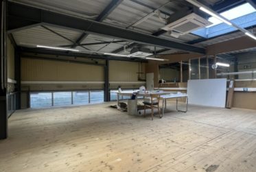 Local commercial à louer à Hauterive - Idéal pour stockage ou atelier de mécanique