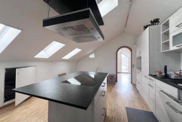 Charmante Attika-Wohnung mit Dachterrasse