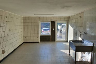 À louer à Fresens – Local commercial / atelier / espace stockage