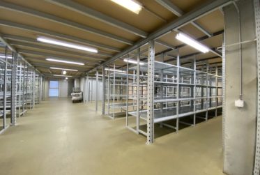 Surfaces commerciales modulables avec étagères