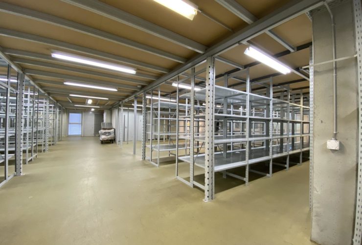 Surfaces commerciales modulables avec étagères