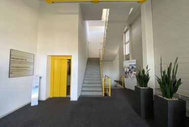 Surfaces commerciales modulables avec étagères