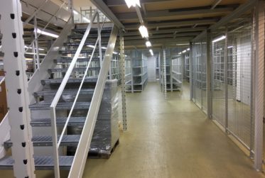 Surfaces commerciales modulables avec étagères