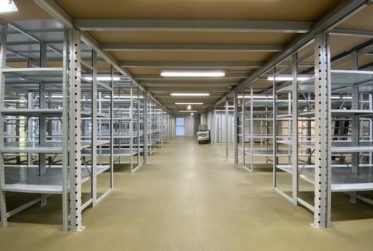 Surfaces commerciales modulables avec étagères