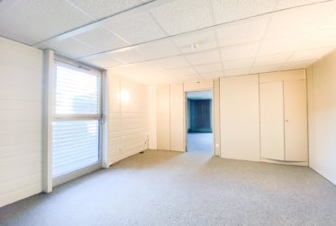 Surfaces commerciales modulables avec étagères