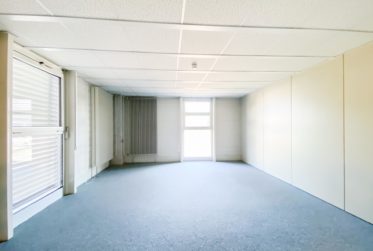 Surfaces commerciales modulables avec étagères