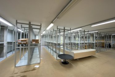 Surfaces commerciales modulables avec étagères