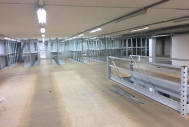 Surfaces commerciales modulables avec étagères