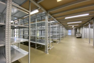 Surfaces commerciales modulables avec étagères