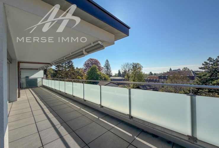 Attique lumineux avec grande terrasse et vue dégagée