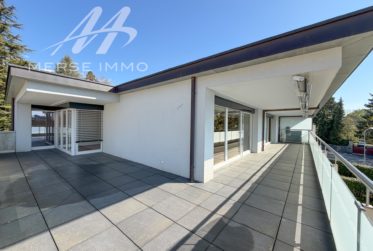 Attique lumineux avec grande terrasse et vue dégagée